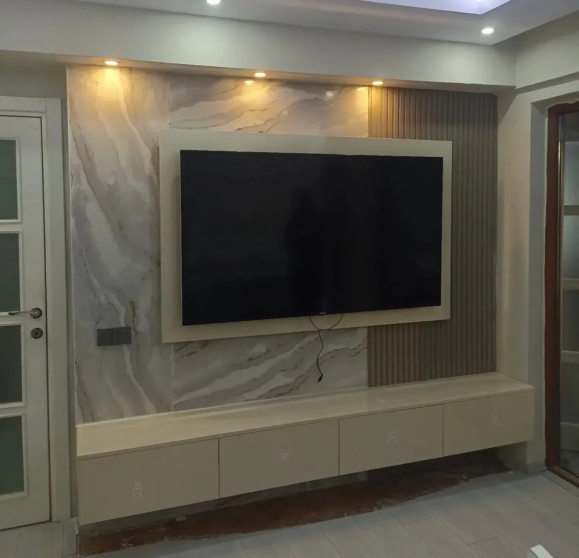 Mermer kaplamalı TV duvar ünitesi ve askılı konsol